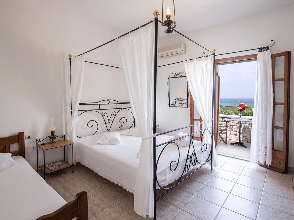 Foivos 2 Hotell Gytheio Rum bild