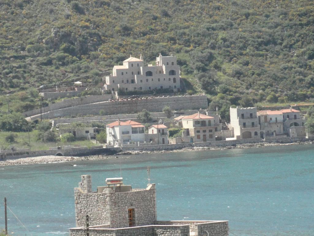 Foivos 2 Hotell Gytheio Rum bild